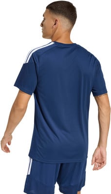 Ein Mann in einem dunkelblauen T-Shirt und Shorts mit weißen Streifen an den Schultern. Ein Mann in einem dunkelblauen T-Shirt und Shorts mit weißen Streifen an den Schultern.