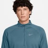 Ein Mann in einem blauen Nike-Sportpullover mit halbem Reißverschluss.