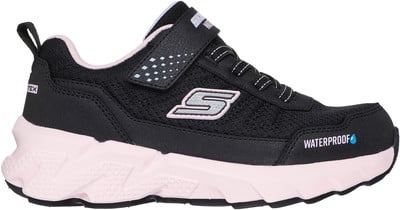 Schwarzer Kinder-Skechers-Schuh mit rosa Sohle und wasserdichter Markierung. Schwarzer Kinder-Skechers-Schuh mit rosa Sohle und wasserdichter Markierung.