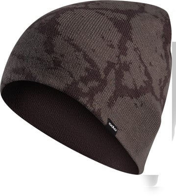 Eine dunkelbraune Strickmütze mit dezentem Muster und Markenlogo.