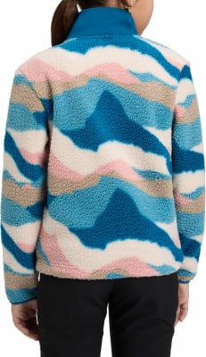 Rückansicht eines Mädchens in einem bunten Fleece-Pullover mit Bergmuster. Rückansicht eines Mädchens in einem bunten Fleece-Pullover mit Bergmuster.