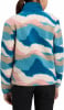 Rückansicht eines Mädchens in einem bunten Fleece-Pullover mit Bergmuster.