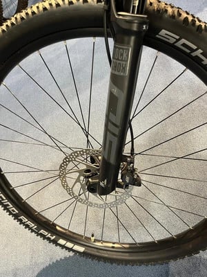 Vorderrad eines Mountainbikes mit RockShox Federgabel und Scheibenbremse. Vorderrad eines Mountainbikes mit RockShox Federgabel und Scheibenbremse.