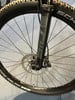 Vorderrad eines Mountainbikes mit RockShox Federgabel und Scheibenbremse.