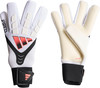 Zwei weiße Adidas Predator Torwarthandschuhe mit orangefarbenen Streifen.