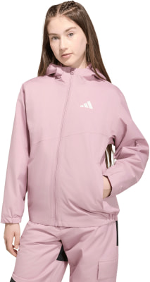 Mädchen in einer rosa Adidas-Jacke mit Kapuze posiert vor weißem Hintergrund. Mädchen in einer rosa Adidas-Jacke mit Kapuze posiert vor weißem Hintergrund.