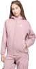 Mädchen in einer rosa Adidas-Jacke mit Kapuze posiert vor weißem Hintergrund.