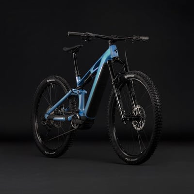 Ein blaues E-Mountainbike mit Federung und schwarzen Rädern vor dunklem Hintergrund. Ein blaues E-Mountainbike mit Federung und schwarzen Rädern vor dunklem Hintergrund.