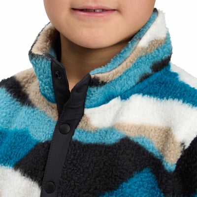 Detail einer Kinder-Fleecejacke mit buntem Muster und Druckknopfverschluss. Detail einer Kinder-Fleecejacke mit buntem Muster und Druckknopfverschluss.