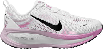 Weiße Nike Laufschuhe mit pinken Details und schwarzem Swoosh.