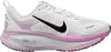Weiße Nike Laufschuhe mit pinken Details und schwarzem Swoosh.