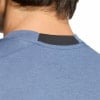 Detail des Halses eines blauen T-Shirts mit schwarzer Kragenverkleidung.