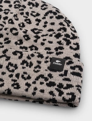 Eine Mütze mit Leopardenmuster und dem Eistbär-Logo. Eine Mütze mit Leopardenmuster und dem Eistbär-Logo.