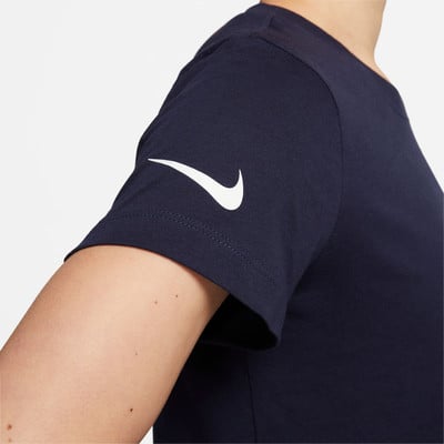 Ärmeldetail eines dunkelblauen T-Shirts mit weißem Nike-Logo. Ärmeldetail eines dunkelblauen T-Shirts mit weißem Nike-Logo.