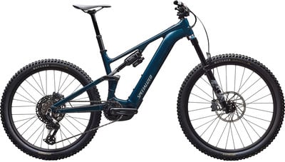 Ein blaues Specialized E-Mountainbike mit Federung und Scheibenbremsen.