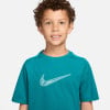 Junge in türkisfarbenem Nike-Shirt mit Logo auf der Brust.