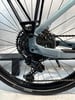 Schaltwerk und Kassette an einem Fahrrad mit blauem Rahmen.