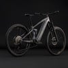 Graues Cube E-Bike mit Federung und schwarzen Rädern auf dunklem Hintergrund.