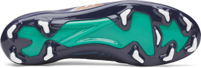 Fußballschuhsohle mit auffälligem grünen Mittelteil und dunkelblauem Rand. Fußballschuhsohle mit auffälligem grünen Mittelteil und dunkelblauem Rand.