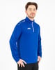 Junger Mann in blauer Jacke mit weißem Reißverschluss und JAKO-Logo.