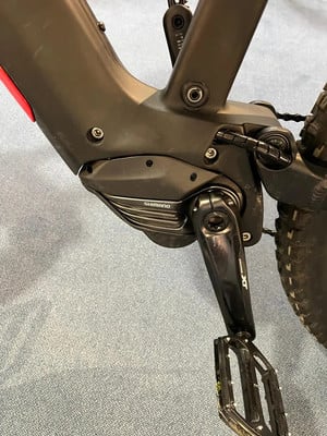 Detail eines E-Bike-Rahmens mit Shimano-Kurbel und Pedal. Detail eines E-Bike-Rahmens mit Shimano-Kurbel und Pedal.