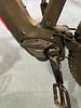 Detail eines E-Bike-Rahmens mit Shimano-Kurbel und Pedal.