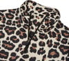 Detail eines Reißverschlusses an einem Leoparden-Shirt mit hohem Kragen.