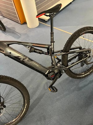 Ein vollgefedertes E-Mountainbike mit Dämpfer und Mittelmotor. Ein vollgefedertes E-Mountainbike mit Dämpfer und Mittelmotor.