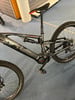 Ein vollgefedertes E-Mountainbike mit Dämpfer und Mittelmotor.
