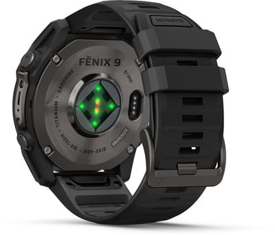 Die Rückseite der Garmin Fenix 9 Smartwatch mit optischem Herzfrequenzsensor. Die Rückseite der Garmin Fenix 9 Smartwatch mit optischem Herzfrequenzsensor.