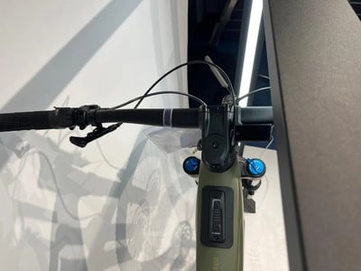 Detail des E-Bike-Lenkers mit Display und Dämpfern Detail des E-Bike-Lenkers mit Display und Dämpfern
