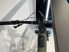 Detail des E-Bike-Lenkers mit Display und Dämpfern