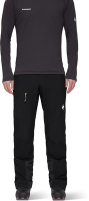 Mann in schwarzem Langarmshirt und schwarzer Hose mit orangefarbenem Reißverschluss.