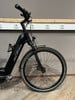 Schwarzes KTM E-Bike mit Federgabel und Scheibenbremsen.