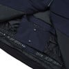 Detail der Innenseite einer dunkelblauen Jacke mit Druckknöpfen und Logo.