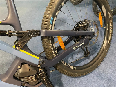 Das Hinterteil eines E-Mountainbikes mit Federung und Shimano-Antrieb. Das Hinterteil eines E-Mountainbikes mit Federung und Shimano-Antrieb.