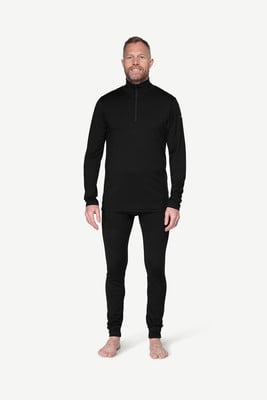 Ein Mann in einem schwarzen Langarm-Thermohemd und Leggings auf hellem Hintergrund. Ein Mann in einem schwarzen Langarm-Thermohemd und Leggings auf hellem Hintergrund.