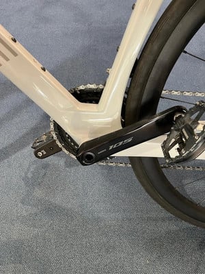 Nahaufnahme eines Fahrrads mit Kette und Shimano 105 Kurbelgarnitur. Nahaufnahme eines Fahrrads mit Kette und Shimano 105 Kurbelgarnitur.
