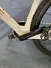 Nahaufnahme eines Fahrrads mit Kette und Shimano 105 Kurbelgarnitur.