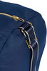 Detail einer dunkelblauen Tasche mit goldenem Reißverschluss und Riemen.