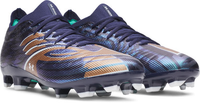 Vorderansicht eines Paares dunkelblauer Fußballschuhe mit buntem Muster und grünen Details. Vorderansicht eines Paares dunkelblauer Fußballschuhe mit buntem Muster und grünen Details.