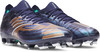 Vorderansicht eines Paares dunkelblauer Fußballschuhe mit buntem Muster und grünen Details.