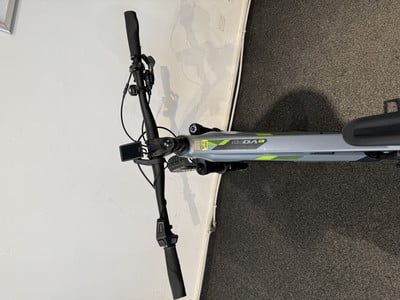Detail des E-Bike-Lenkers mit Display und Bedienelementen. Detail des E-Bike-Lenkers mit Display und Bedienelementen.