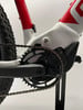 Detail eines modernen E-Bikes mit Kette und Kettenblatt.