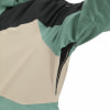 Detail einer Jacke mit Farbblöcken und Reißverschluss unter dem Arm.