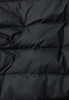Detail einer gesteppten schwarzen Jacke mit sichtbarer Stofftextur.