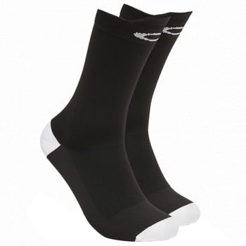 Schwarze Socken mit weißen Spitzen und Logo oben.