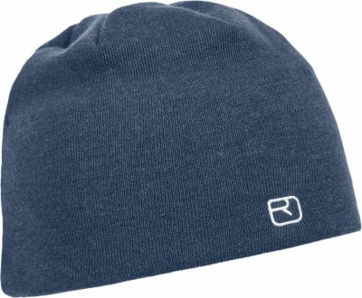 Eine blaue Strickmütze mit weißem Logo.