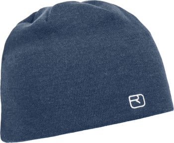 Eine blaue Strickmütze mit weißem Logo.