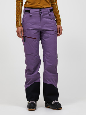 Damen-Skihose in Lila mit schwarzen Hosenbeinen und schwarzen Skischuhen. Damen-Skihose in Lila mit schwarzen Hosenbeinen und schwarzen Skischuhen.